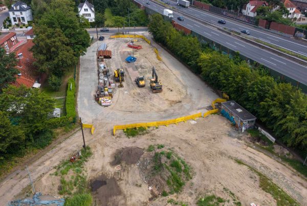 Luftaufnahme der Baustelle des Stadtbahnendpunktes Fasanenkrug in Hannover mit Baggern und Baumaterial