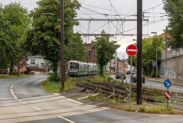 Stadtbahn Linie 1 der Üstra an einer Gleisverzweigung in Laatzen