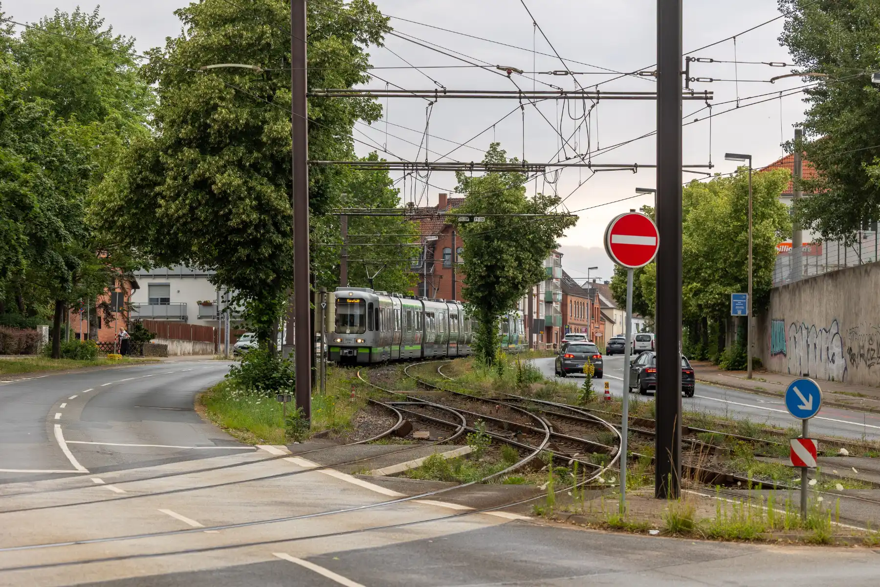 Stadtbahn Linie 1 der Üstra an einer Gleisverzweigung in Laatzen
