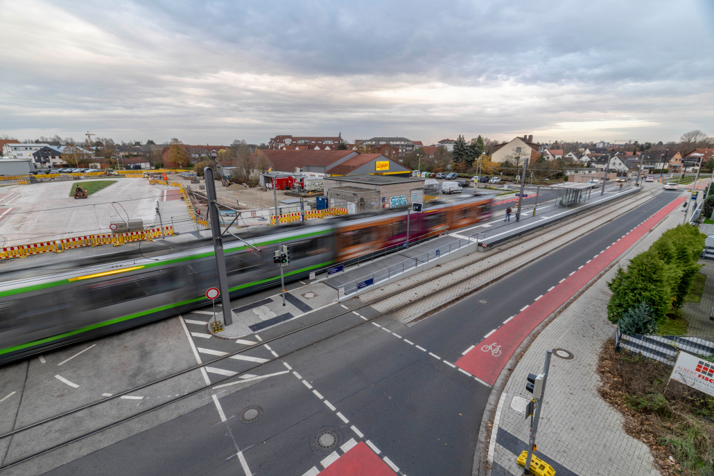 Die Bahn fährt durch die Haltestelle Rethen und Pattenser Straße