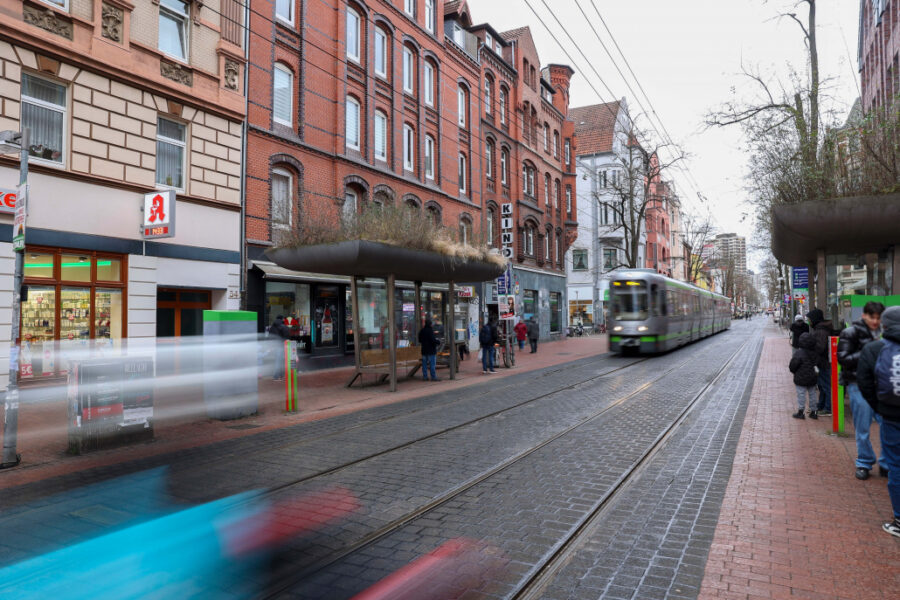 Die U-Bahn fährt durch die Limmerstrasse
