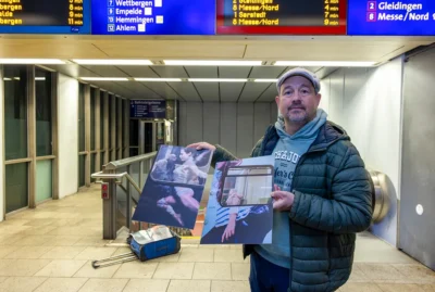 Guido Klumpe in einer U-Bahnstation präsentiert seine Kunst