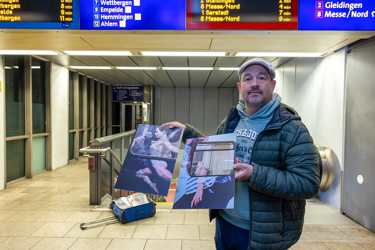 Guido Klumpe in einer U-Bahnstation präsentiert seine Kunst