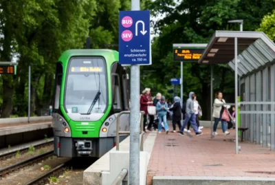 Die U-Bahn steht an der Haltestelle