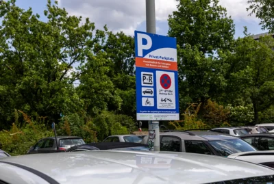 Ein Schild mit der Aufschrift ‚Privatparkplatz