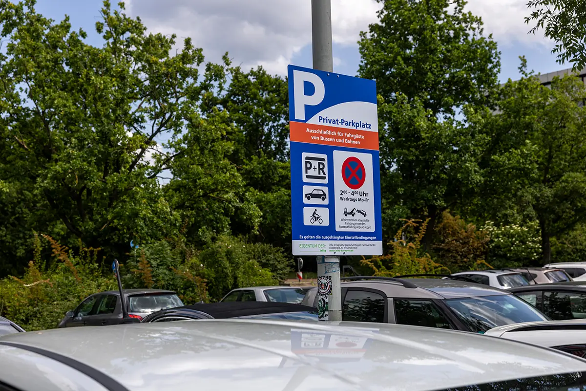 Ein Schild mit der Aufschrift ‚Privatparkplatz